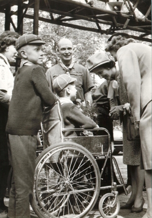 1964 : Le 24 mai, le premier rassemblement national de tous les scouts et guides handicaps de Belgique se tient  La Fresnaye. Le programme prvoit un rallye folklorique et un norme display sur le thme de lHistoire de Belgique jou par les handicap(e)s, auquel assistera la Reine Fabiola et Mgr Descamps, recteur de lUCL.