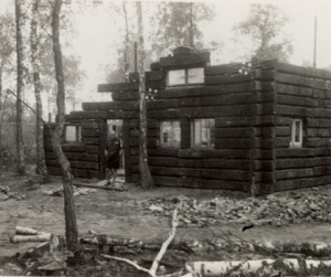 1939 : Le btiment principal du camp-cole, long de 58 mtres, est construit, ainsi que lactuel Chalet de lAigle, qui sera le refuge du chef de camp Ren Weverbergh pendant quinze annes. Un premier camp-cole de formation y est organis ds avril, inaugurant une longue srie de camps de formation  La Fresnaye.