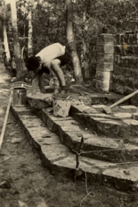 1949 : Le Feu de Pentecte  Parfaire La Fresnaye  dote le camp de toute une srie de nouvelles installations : le chalet des louveteaux, lautel et les cuisines en plein air, le feu de camp, la plaine des sports, etc.